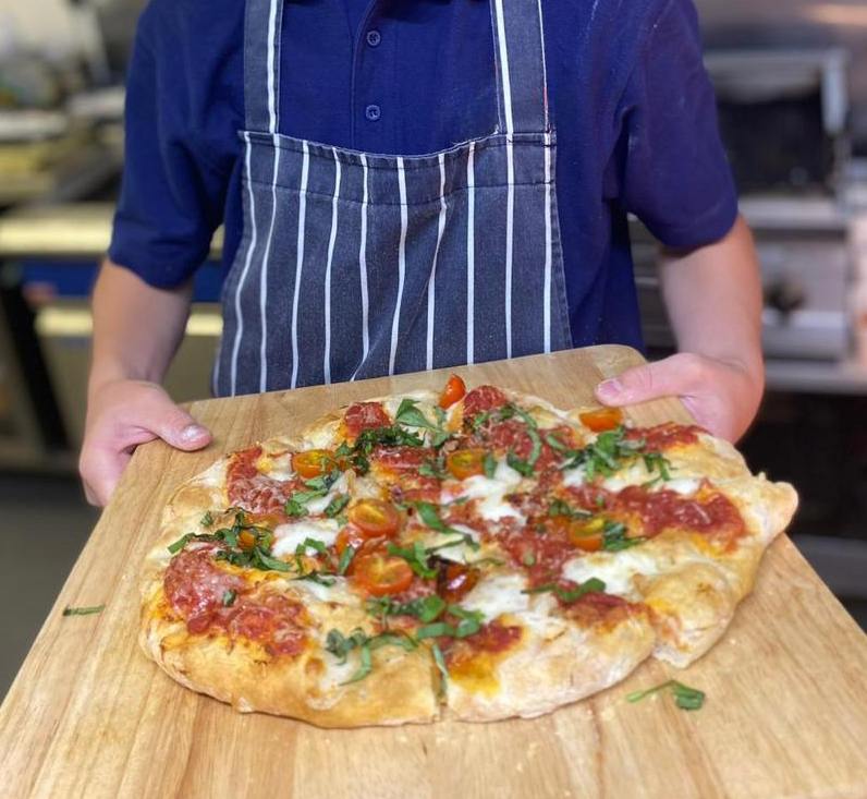 Fox-and-hounds-Charlton-Adam-pizza2